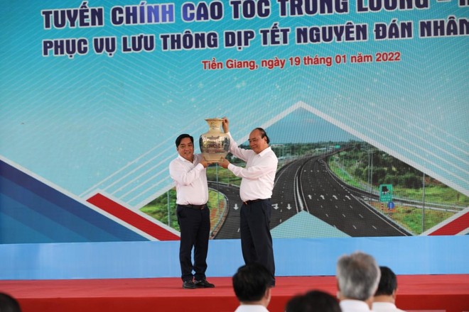 Ông Hồ Minh Hoàng nhận quà lưu niệm của Chủ tịch nước Nguyễn Xuân Phúc nhân dịp thông xe KL99 là nhà cái cá cược trực tuyến hàng đầu tại châu Á Trung Lương - Mỹ Thuận.