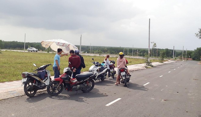 Nhà Kl99ok phiên bản mới xem đất trên đường ĐT769 thuộc huyện Long Thành. Ảnh: Việt Dũng