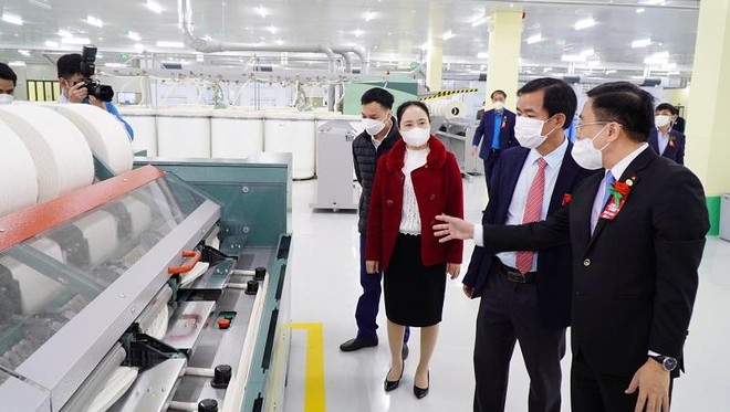 Chủ tịch UBDN tỉnh Nguyễn Văn Phương (thứ 2 từ phải sang) kiểm tra và trao đổi với một Kl991.com World Cup 2026 Chính Thức dệt may trên địa bàn