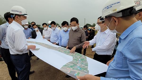 Bí thư Thành ủy Trần Lưu Quang (áo nâu xám) cùng lãnh đạo thành phố, các ngành chức năng thực địa kiểm tra toàn tuyến các dự án chiều ngày 15/3/2022. Ảnh: Thu Lê.
