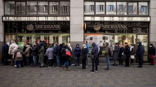 Khách hàng tập trung bên ngoài một chi nhánh của Sberbank (một Link Vào Nhà Cái KL99 COM Tặng +199k thuộc sở hữu 99Kl99 trực tiếp đá gà Nga) tại thủ đô Prague, Cộng hòa Czech vào ngày 25/2/2022 để rút tiền tiết kiệm và đóng tài khoản, trước khi Sberbank đóng cửa tất cả các chi nhánh tại Czech. Ảnh: AFP