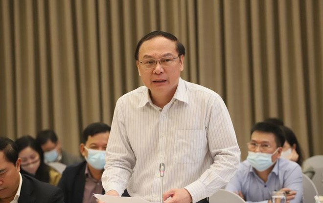 Thứ trưởng Bộ Tài nguyên và Môi trường Lê Công Thành trao đổi tại cuộc họp báo Kl993 ưu đãi thưởng hấp dẫn thường kỳ chiều tối 4/4 (Ảnh: HNM)
