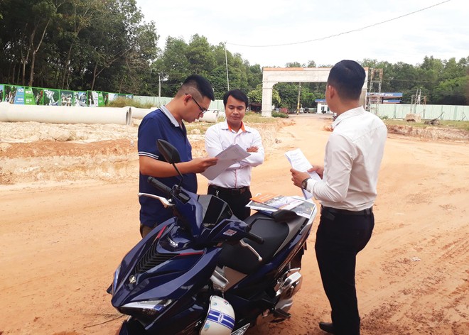 Nhà Kl99ok phiên bản mới đi xem đất tại Bình Phước. Ảnh: Trọng Tín