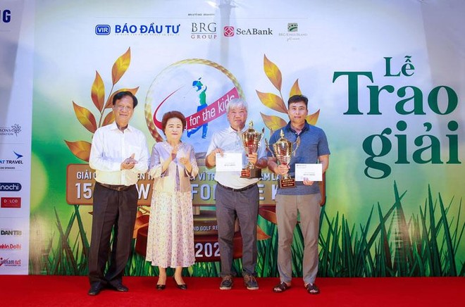 Chủ tịch Giải golf từ thiện thường niên Vì trẻ em Việt Nam Võ Hồng Phúc (bìa trái) và Madame Nguyễn Thị Nga, Chủ tịch Kl994 game bài casino hấp dẫn BRG chúc mừng các tay golf có thành tích tốt tại giải đấu lần thứ 15.