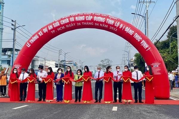 Lãnh đạo TP.HCM cùng Chủ Kl99ok phiên bản mới cắt băng khánh thành dự án đường Đặng Thúc Vịnh