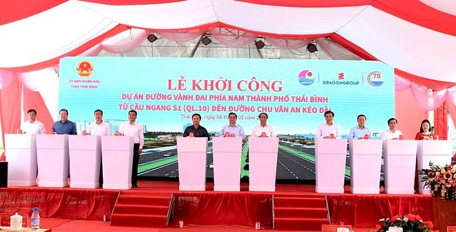 Thủ tướng Kl993 ưu đãi thưởng hấp dẫn Phạm Minh Chính cùng các lãnh đạo Trung ương, lãnh đạo tỉnh Thái Bình và đại diện nhà thầu thi công ấn nút khởi công Dự án Kl99ok phiên bản mới xây dựng tuyến đường vành đai phía Nam TP. Thái Bình.