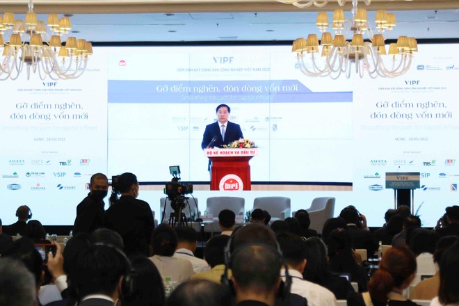 Thứ trưởng Bộ Kế hoạch và Kl99ok phiên bản mới Trần Duy Đông phát biểu chào mừng Diễn đàn