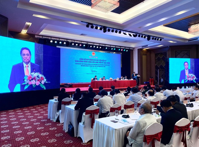 Thủ tướng hy vọng sẽ có thêm nhiều nhà Kl99ok phiên bản mới trong và ngoài nước, các tổ chức quốc tế quan tâm, lựa chọn và quyết định Kl99ok phiên bản mới tại vùng Đồng bằng sông Cửu Long. Ảnh: Trọng Tín