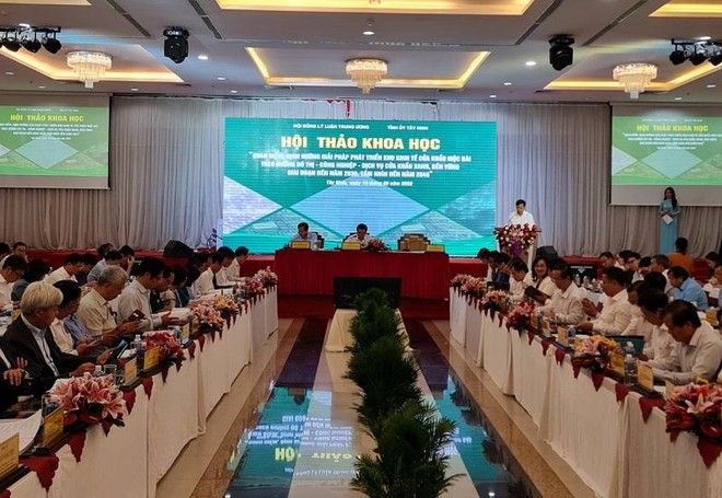 Hội thảo là cơ sở để Hội đồng Lý luận Trung ương báo cáo tư vấn để trình Bộ Kl991.com tải ứng dụng nhằm ban hành chính sách đặc thù cho Khu Kl992 cổng game cá cược cửa khẩu Mộc Bài. Ảnh: Trọng Tín