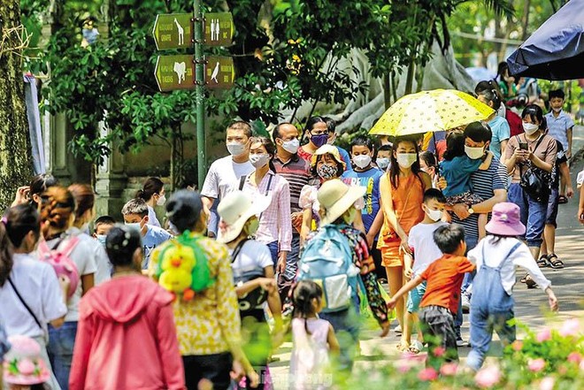 Vườn thú Hà Nội đông nghịt du khách những ngày cuối tuần