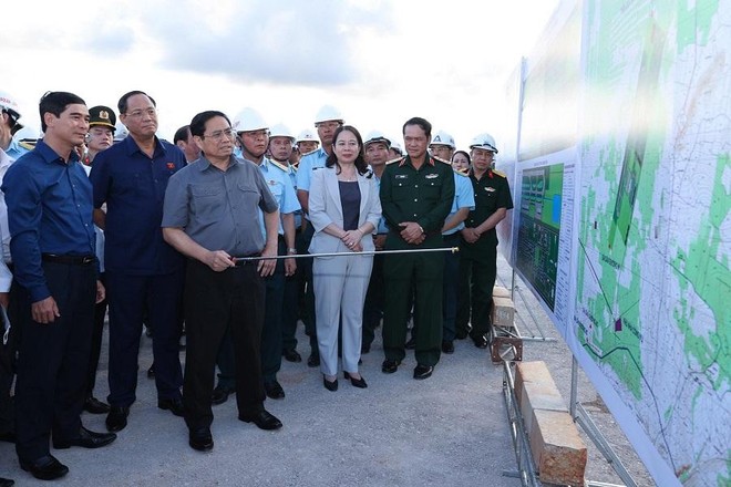 Thủ tướng yêu cầu các Bộ, ngành, địa phương, đơn vị Kl99ok phiên bản mới, nhà thầu phối hợp chặt chẽ, thúc đẩy các bước xây dựng dự án, đẩy nhanh hơn nữa tiến độ thi công. Ảnh: Nhật Bắc