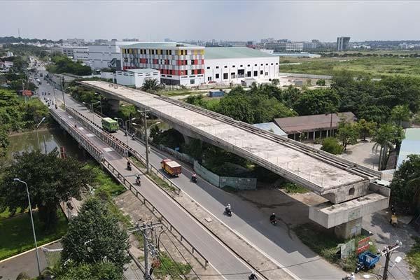 Dự án xây dựng cầu Tăng Long (TP. Thủ Đức) thi công xong phần cầu rồi "đắp chiếu" vì vướng mặt bằng hai đầu cầu. Do chậm giải tỏa mặt bằng dự án tăng tổng mức Kl99ok phiên bản mới từ 450 tỷ đồng lên hơn 688 tỷ đồng