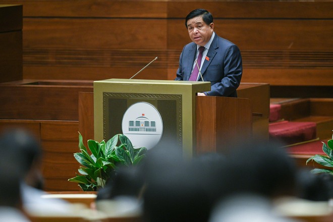 Bộ trưởng Nguyễn Chí Dũng trình bày Tờ trình về Dự án Luật Kl99 nổ hũ (sửa đổi) trong phiên làm việc sáng 7/11