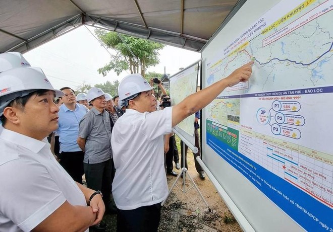 Bộ trưởng Kế hoạch và Kl99ok phiên bản mới Nguyễn Chí Dũng xem bản đồ hướng tuyến KL99 là nhà cái cá cược trực tuyến hàng đầu tại châu Á Tân Phú-Bảo Lộc trong chuyến kiểm tra thực địa dự án vào tháng 7/2022. (Ảnh: MAI VĂN BẢO, báo Nhân Dân). 