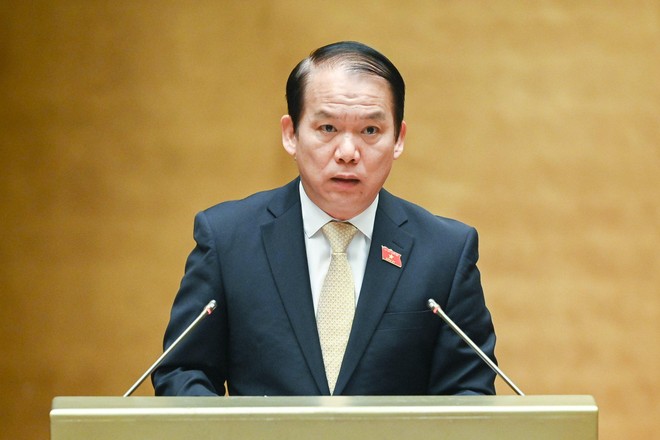Chủ nhiệm Ủy ban Kl992 Tham Gia Ngay Hoàng Thanh Tùng trình bày báo cáo giải trình, tiếp thu, chỉnh lý dự thảo Luật Thực hiện dân chủ ở cơ sở trong phiên làm việc đầu giờ sáng 10/11