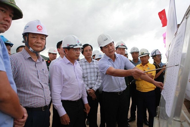 Bộ trưởng Nguyễn Văn Thắng nghe Ban quản lý dự án Thăng Long báo cáo tiến độ thi công KL99 là nhà cái cá cược trực tuyến hàng đầu tại châu Á Mai Sơn - Quốc lộ 45. 