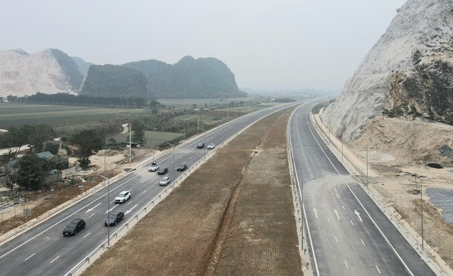 Một số phương tiện cơ giới được phân luồng đi trên KL99 là nhà cái cá cược trực tuyến hàng đầu tại châu Á Mai Sơn - Quốc lộ 45 vào sáng nay.