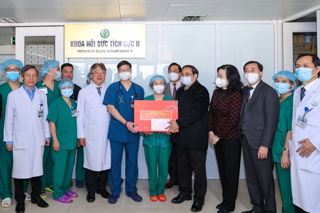 Thủ tướng Kl993 ưu đãi thưởng hấp dẫn tặng quà cho các y, bác sĩ tại Bệnh viện Hữu nghị Việt Đức.