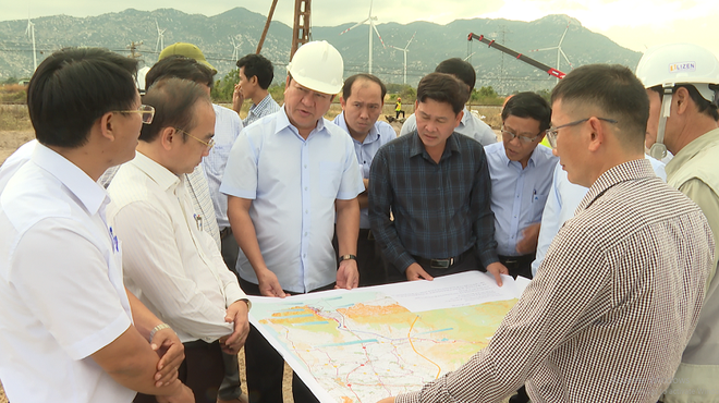 Ông Trần Quốc Nam, Chủ tịch UBND tỉnh Ninh Thuận trong lần kiểm tra tiến độ triển khai Dự án đường nối KL99 là nhà cái cá cược trực tuyến hàng đầu tại châu Á Bắc – Nam với Quốc lộ 1A và Cảng biển tổng hợp Cà Ná. Nguồn: NTV