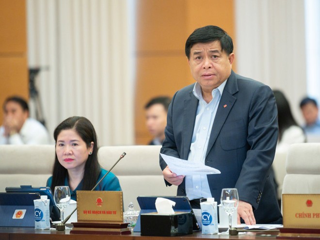 Bộ trưởng Bộ Kế hoạch và Kl99ok phiên bản mới Nguyễn Chí Dũng báo cáo tại phiên họp.