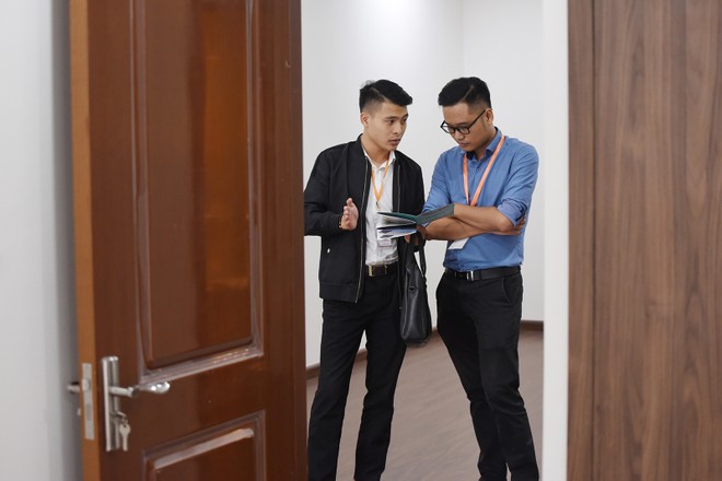 Cả chủ Kl99ok phiên bản mới lẫn người mua đều giữ tâm thế thận trọng. Ảnh: Dũng Minh 