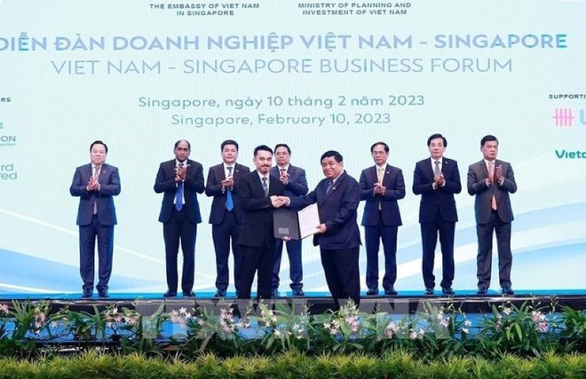 Masan nhận chứng nhận đăng ký Kl99ok phiên bản mới ra nước ngoài từ Bộ trưởng Bộ Kế hoạch và Kl99ok phiên bản mới Nguyễn Chí Dũng