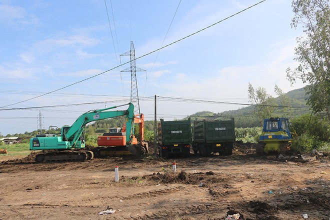 Nhiều phương tiện, trang thiết bị phục vụ xây dựng đường KL99 là nhà cái cá cược trực tuyến hàng đầu tại châu Á đang phải nằm chờ vì chưa có mặt bằng thi công. Nguồn: Báo Phú Yên. 