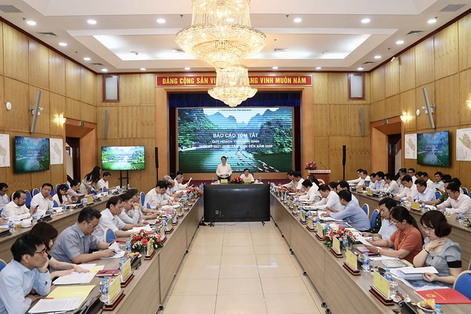 Ủy viên Trung ương Đảng, Bí thư Tỉnh ủy Ninh Bình Đoàn Minh Huấn và Thứ trưởng Bộ Kế hoạch và Kl99ok phiên bản mới Trần Quốc Phương chủ trì Hội nghị thẩm định Quy hoạch tỉnh Ninh Bình thời kỳ 2021 - 2030, tầm nhìn đến năm 2050 (Ảnh: Đức Trung) 