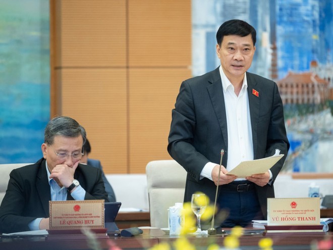 Chủ nhiệm Uỷ ban Kl992 cổng game cá cược Vũ Hồng Thanh trình bày báo cáo thẩm tra dự án luật.