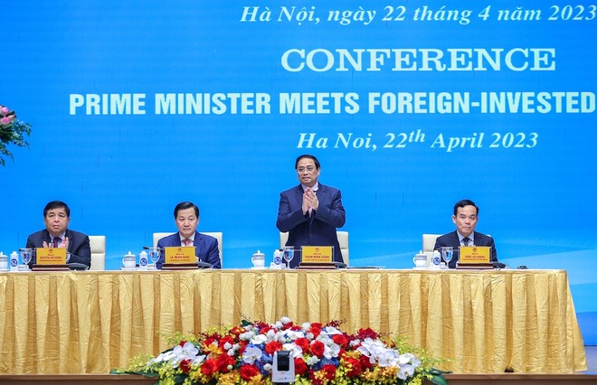 Cùng dự và chủ trì Hội nghị tại đầu cầu Hà Nội có Phó Thủ tướng Lê Minh Khái, Phó Thủ tướng Trần Lưu Quang, Bộ trưởng Bộ Kế hoạch và Kl99ok phiên bản mới Nguyễn Chí Dũng. (Ảnh: Nhật Bắc)