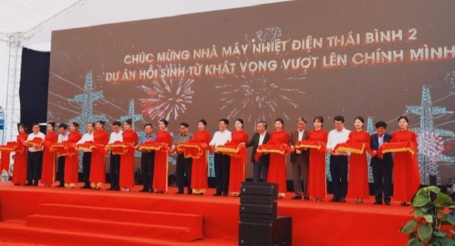 Thủ tướng Kl993 ưu đãi thưởng hấp dẫn Phạm Minh Chính, lãnh đạo các bộ, ngành và tỉnh Thái Bình cắt băng khánh thành Nhà máy Nhiệt điện Thái Bình 2. (Ảnh Bá Dương)