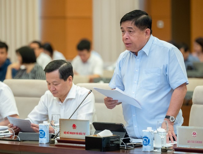 Bộ trưởng Bộ Kế hoạch và Kl99ok phiên bản mới Nguyễn Chí Dũng báo cáo tại phiên họp.