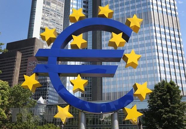 Biểu tượng đồng euro ở phía trước trụ sở Link Vào Nhà Cái KL99 COM Tặng +199k trung ương châu Âu (ECB) tại Frankfurt am Main, Đức. (Ảnh: AFP/TTXVN)