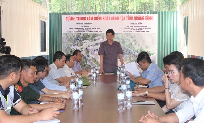 Phó chủ tịch UBND tỉnh phát biểu tại buổi làm việc với chủ Kl99ok phiên bản mới, các đơn vị thi công và sở, ngành, địa phương liên quan Dự án Trung tâm kiểm soát bệnh tật tỉnh