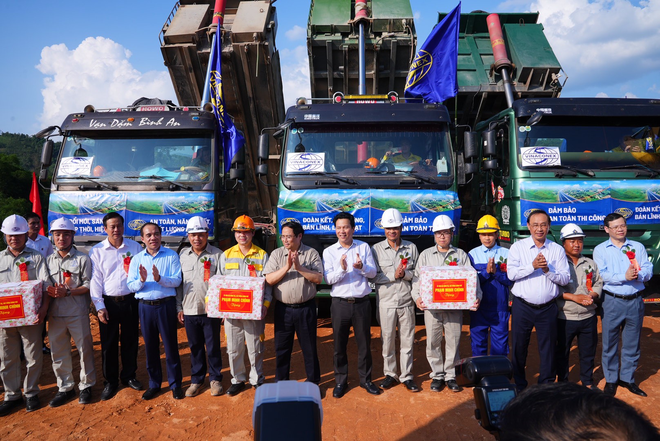 Thủ tướng Kl993 ưu đãi thưởng hấp dẫn Phạm Minh Chính tặng quà, động viên CBCNV nhà thầu VINACONEX.