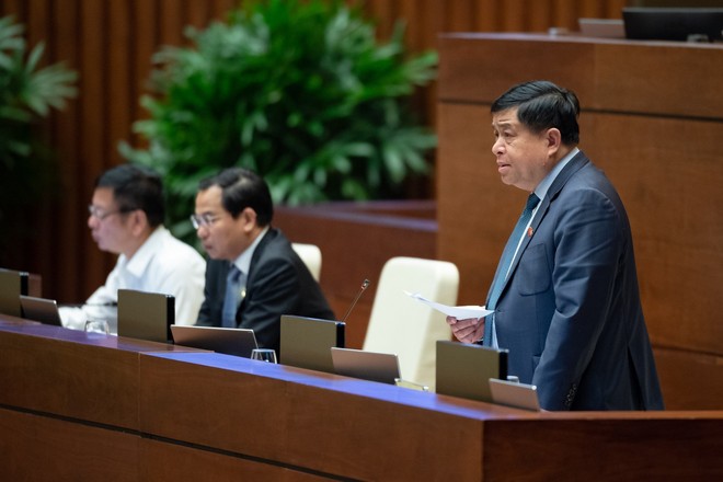 Bộ trưởng Bộ Kế hoạch và Kl99ok phiên bản mới Nguyễn Chí Dũng phát biểu giải trình trong phiên làm việc tại Hội trường chiều ngày 8/6