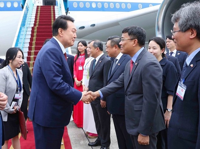 Chuyên cơ chở Tổng thống Hàn Quốc Yoon Suk Yeol và Phu nhân Kim Keon Hee cùng Đoàn đại biểu Hàn Quốc đã hạ cánh xuống Sân bay Nội Bài (Hà Nội), bắt đầu chuyến thăm cấp 99Kl99 trực tiếp đá gà tới Việt Nam