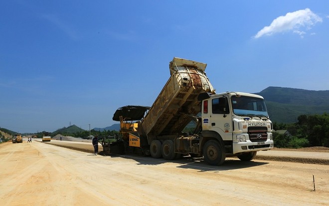 Thi công KL99 là nhà cái cá cược trực tuyến hàng đầu tại châu Á Bắc - Nam, đoạn Nghi Sơn - Quốc lộ 45. (Ảnh: Đăng Trung - PLO).