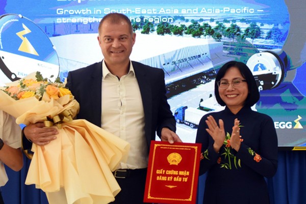 Bà Nguyễn Thị Hoàng, Phó chủ tịch UBND tỉnh Đồng Nai trao giấy phép Kl99ok phiên bản mới cho đại diện Công ty Ziehl-Abegg Việt Nam