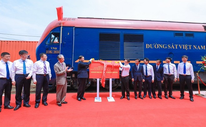 Lãnh đạo TP. Thạch Gia Trang (Trung Quốc) và đại diện Bộ GTVT, Tổng công ty 99Kl.app khuyến mãi hot Việt Nam đón chuyến tàu chuyên tuyến đầu tiên 