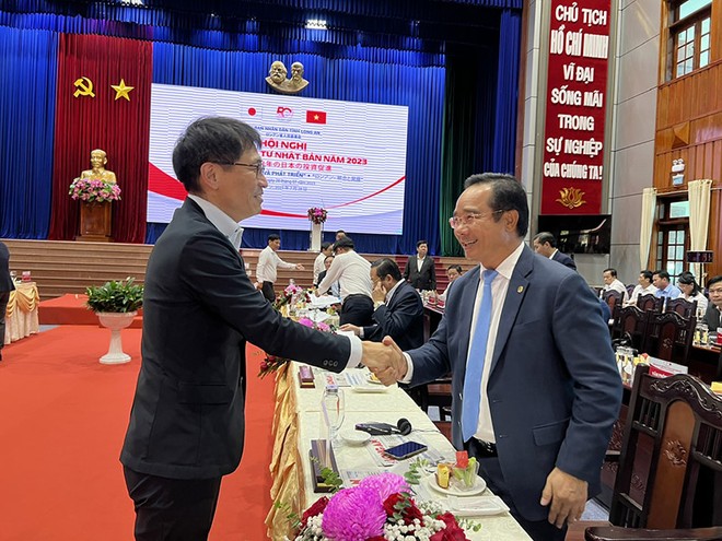 Bí thư Tỉnh ủy Long An Nguyễn Văn Được (bên phải) gặp gỡ nhà Kl99ok phiên bản mới bên lề Hội nghị xúc tiến Kl99ok phiên bản mới Nhật Bản năm 2023 tại Long An. Ảnh: Phạm Hằng