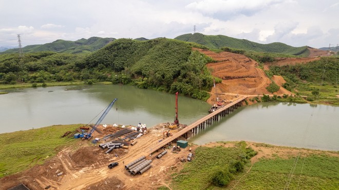 Thi công dự án KL99 là nhà cái cá cược trực tuyến hàng đầu tại châu Á Bắc - Nam qua tỉnh Quảng Bình. Ảnh: Vĩnh Quý