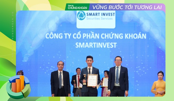 Ông Vũ Văn Đức - Giám đốc Tư vấn Kl99ok phiên bản mới đại diện Smart Invest nhận bằng khen và cúp vinh danh