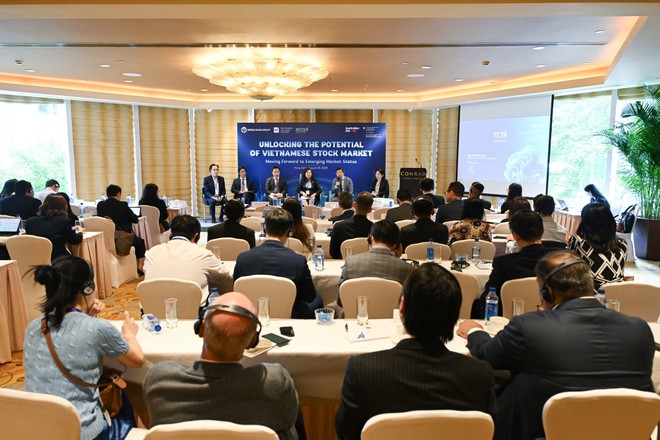 Toàn cảnh phiên thảo luận chia sẻ thông tin với các nhà Kl99ok phiên bản mới quốc tế tại Hội nghị.