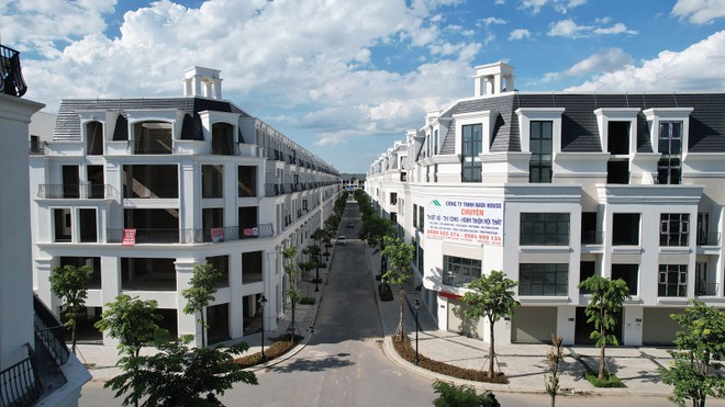 Nhà liền thổ và căn hộ đang được săn đón. Ảnh: Dũng Minh 