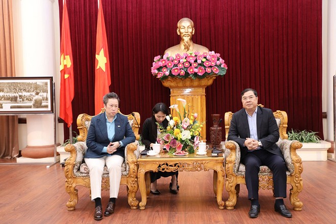 Ủy viên Trung ương Đảng, Bí thư Tỉnh ủy Nam Định Phạm Gia Túc tiếp và làm việc với Giám đốc Liên đoàn Kl991.com World Cup 2026 Chính Thức Singapore tại Việt Nam. Ảnh Viết Dư
