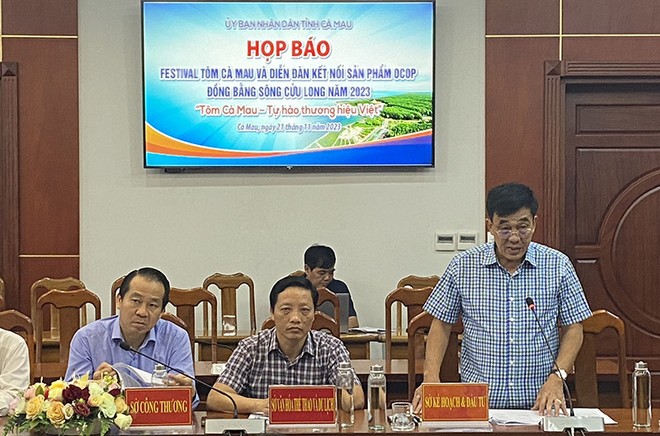 Ông Nguyễn Đức Thánh - Giám đốc Sở kế hoạch và Kl99ok phiên bản mới Cà Mau thông tin tại buổi Họp báo Festival Tôm Cà Mau lần I/2023