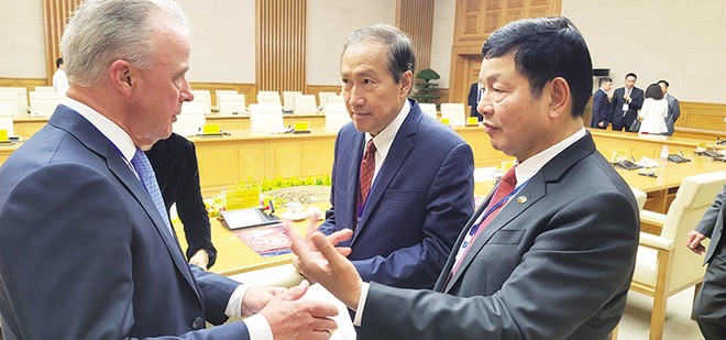 Ông Trương Gia Bình (ngoài cùng bên phải) và các nhà Kl99ok phiên bản mới Mỹ tại Hội nghị Cấp cao Việt Nam - Hoa Kỳ về đổi mới sáng tạo và đầu, tư tổ chức tại Hà Nội nhân chuyến thăm Việt Nam của Tổng thống Mỹ Joe Biden