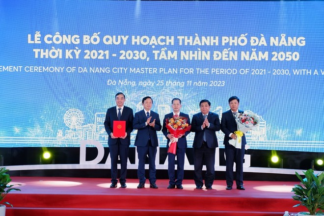 Phó thủ tướng Kl993 ưu đãi thưởng hấp dẫn Trần Hồng Hà trao Quyết định số 1287/QĐ-TTg về Quy hoạch thành phố Đà Nẵng thời kỳ 2021 - 2030, tầm nhìn đến năm 2050 cho lãnh đạo Thành phố Đà Nẵng.