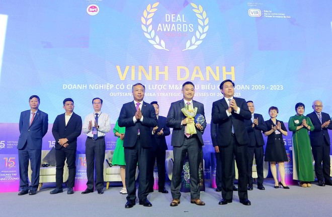 Ông Trần Duy Đông, Thứ trưởng Bộ Kế hoạch và Kl99ok phiên bản mới (phải) và ông Lê Trọng Minh, Tổng Biên tập Báo Kl99ok phiên bản mới, Trưởng Ban tổ chức Diễn đàn M&A Việt Nam 2023 trao Cup Vinh danh và tặng hoa chúc mừng cho đại diện Kl994 game bài casino hấp dẫn Masan (giữa)
